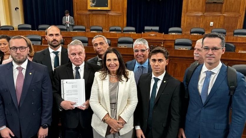 Em meio à catástrofe no Rio Grande do Sul, grupo de parlamentares brasileiros, custeados com dinheiro público, vão aos EUA conspirar contra a democracia brasileira. Foto: Reprodução Deputados bolsonaristas fazem drama em audiência nos EUA e recebem "Prêmio Mico do Ano"