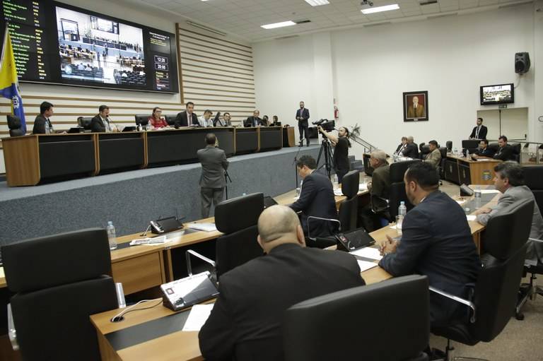 Parlamentares de Barueri retornam das férias com espetáculo de bajulação e promessas vazias: 'O show dos artistas políticos está de volta!