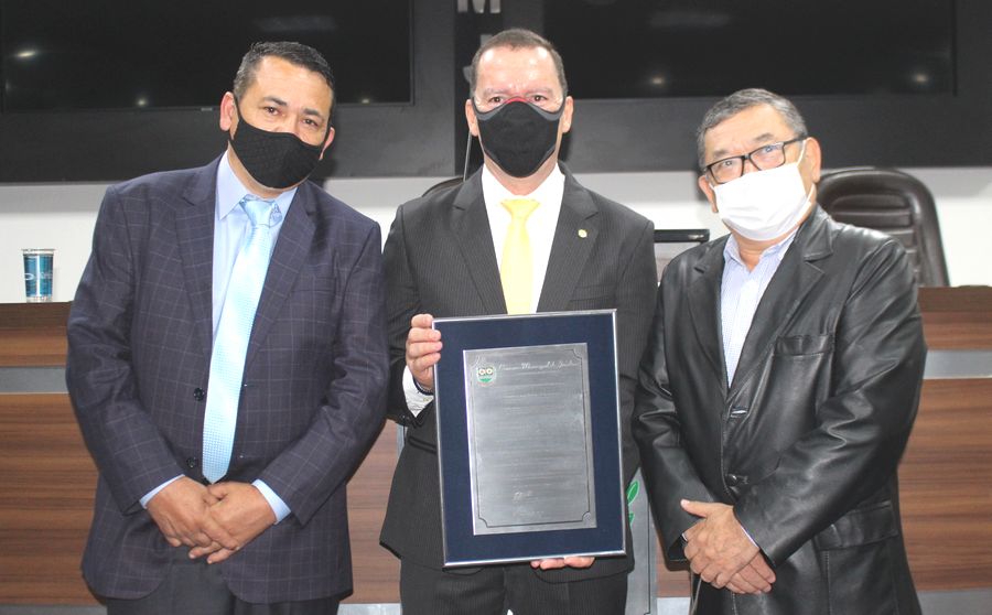 Da esquerda para direita, vereador Claudio do Moussão, deputado Vinicius Carvalho e o prefeito, Doutor Sato