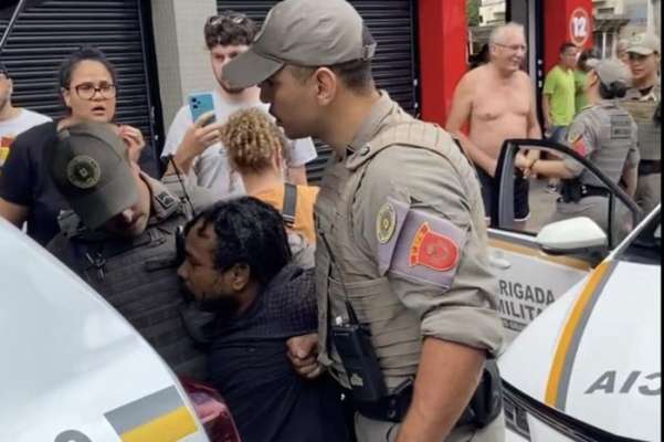 JUSTIÇA CEGA: Motoboy negro preso após ser atacado com faca por homem branco enquanto trabalhava