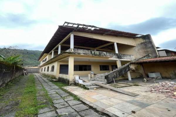 A análise crítica sobre a política brasileira, destacando os protagonistas Lula e Bolsonaro, suas trajetórias e os desdobramentos de escândalos e investigações. Um panorama intrigante que revela os desafios enfrentados pela justiça e a complexidade do cenário político atual.