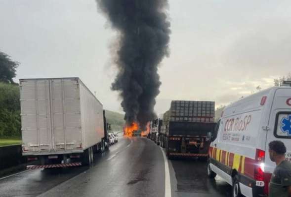 Acidente na Dutra: Carreta com enxofre tomba e pega fogo em SP